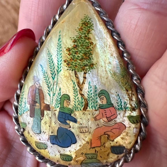Vintage Hand-Painted Mother Of Pearl Teardrop Storyteller Pendant - Picture 4 of 5